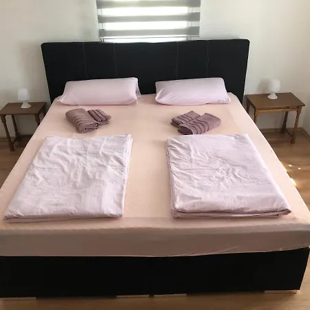 Seven's I Apartment